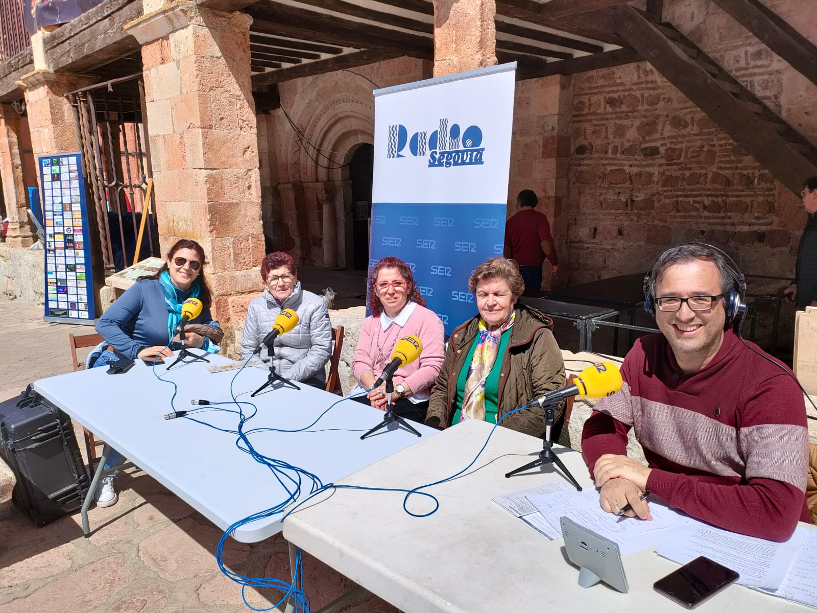 Miembros de la Cofradía de la Vera Cruz de Ayllón en un momento del programa