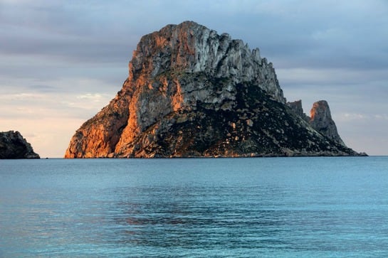 Sin duda, una de las calas mágicas de Ibiza, en plena Reserva Natural y dominada por la majestuosa presencia de los islotes de es Vedrá y es Vedranell.