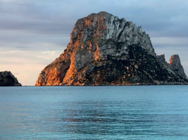 Sin duda, una de las calas mágicas de Ibiza, en plena Reserva Natural y dominada por la majestuosa presencia de los islotes de es Vedrá y es Vedranell.