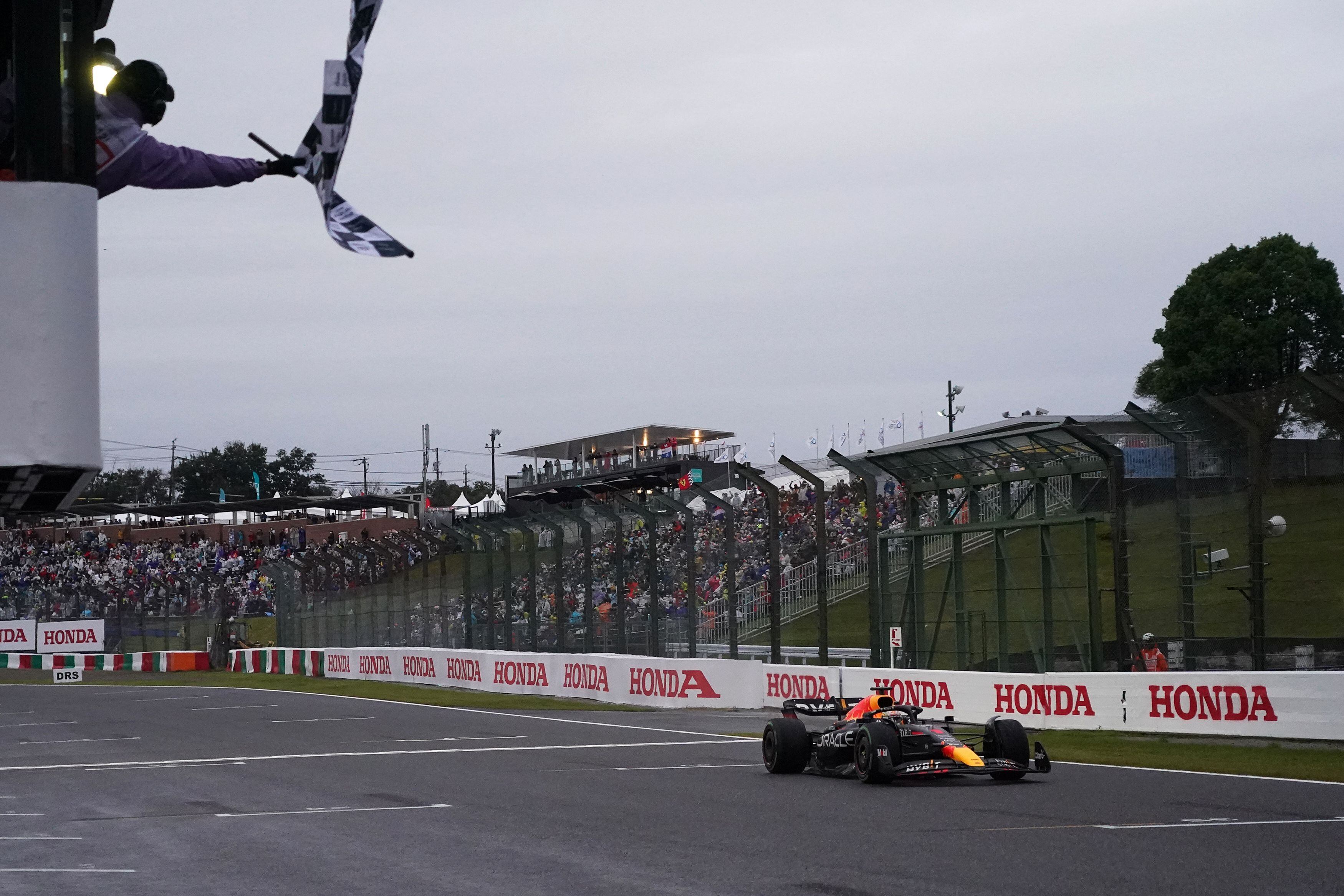 Max Verstappen cruza la bandera cuadros y se proclama bicampeón del mundo