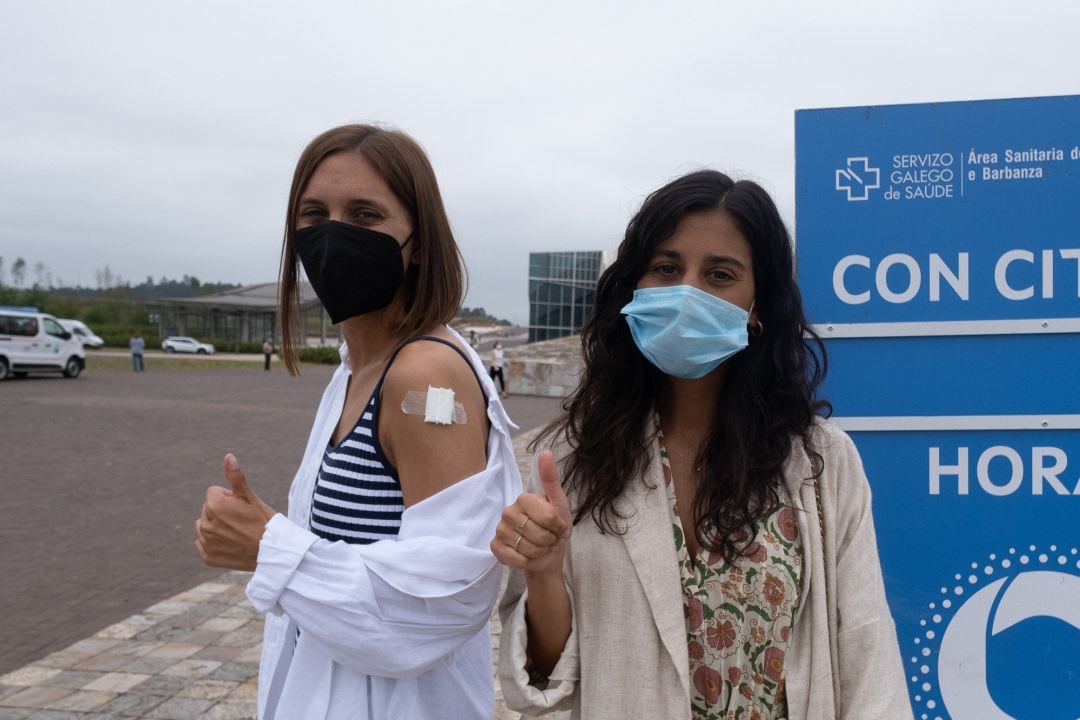 Dos jóvenes saludan tras ser vacunadas contra el COVID-19 en el complejo de la Cidade da Cultura, en Santiago de Compostela.