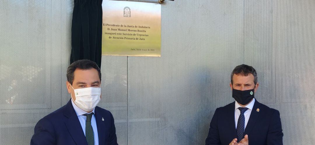 El presidente de la Junta de Andalucía, Juanma Moreno, junto al alcalde de Jaén, Julio Millán, en la inauguración del servicio de Urgencias del centro de salud del Bulevar de Jaén.