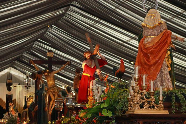 Exposición Antesala de un Museo, bajo carpa, que muestra parte de los pasos de Semana Santa que procesionan en Viveiro.