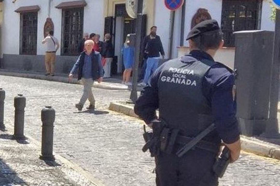 Agente de la Policía Local actúa en una calle del Albaicín