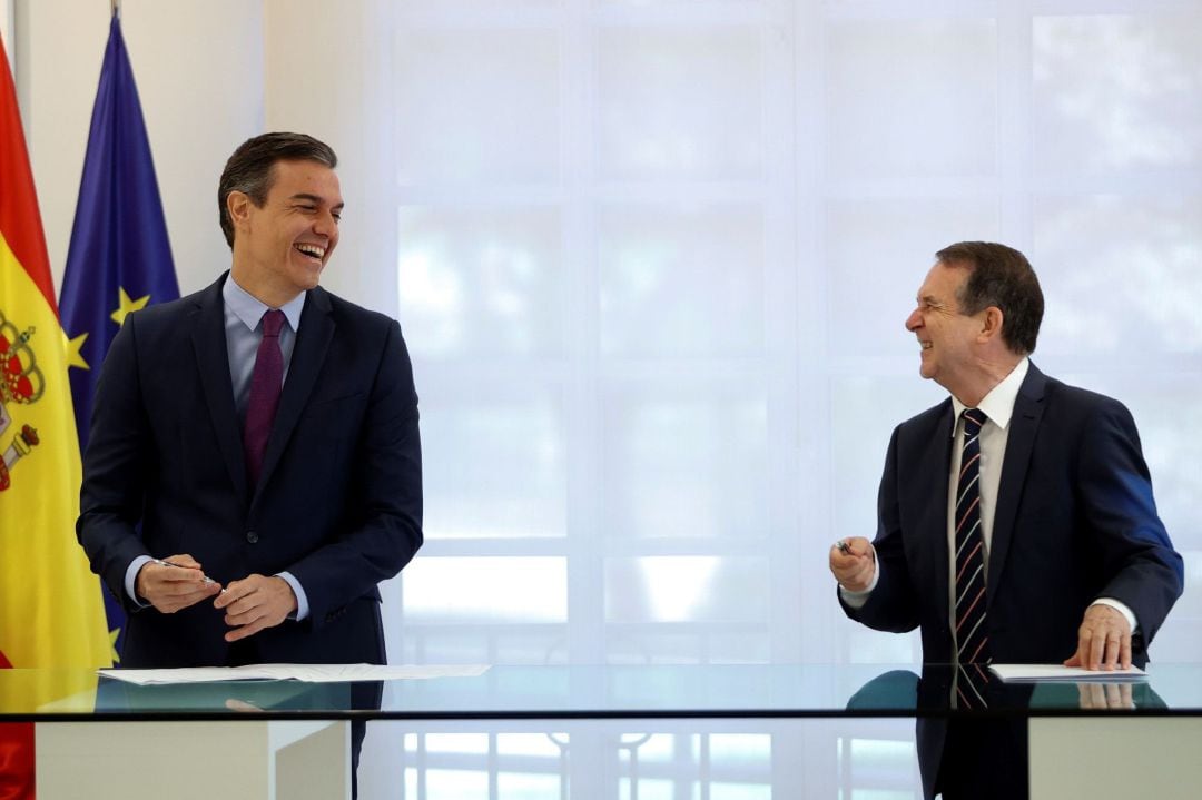 El presidente del Gobierno, Pedro Sánchez, y el presidente de la Federación de Municipios y Provincias (FEMP y alcalde socialista, Abel Caballero, durante la firma del acuerdo entre el Gobierno de España y la Federación Española de Municipios y Provincias (FEMP) 