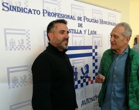 El secretario autonómico y local del sindicato de Policías Locales Juan José Gómez (d) e Ismael Concepción respectivamente, conversan al inicio de la asamblea de su sindicato