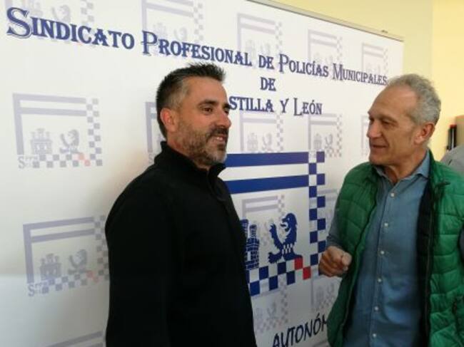 El secretario autonómico y local del sindicato de Policías Locales Juan José Gómez (d) e Ismael Concepción respectivamente, conversan al inicio de la asamblea de su sindicato