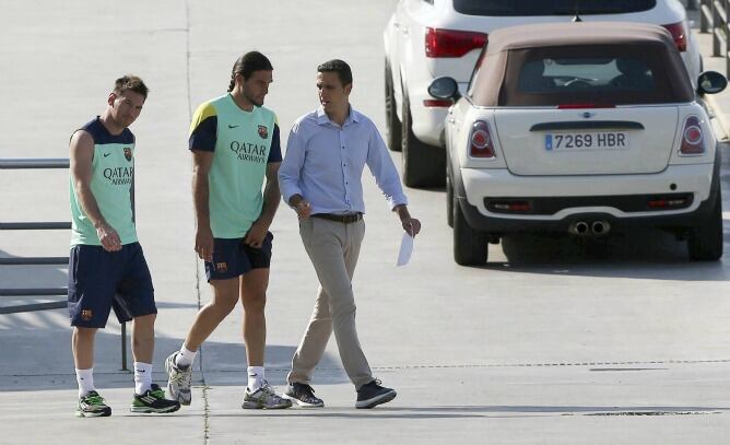 Los jugadores del FC Barcelona, Leo Messi y José Manuel Pinto, esta mañana en la Ciudad Deportiva del FC Barcelona, donde el equipo azulgrana ha vuelto al trabajo con la habitual revisión médica tras las vacaciones.