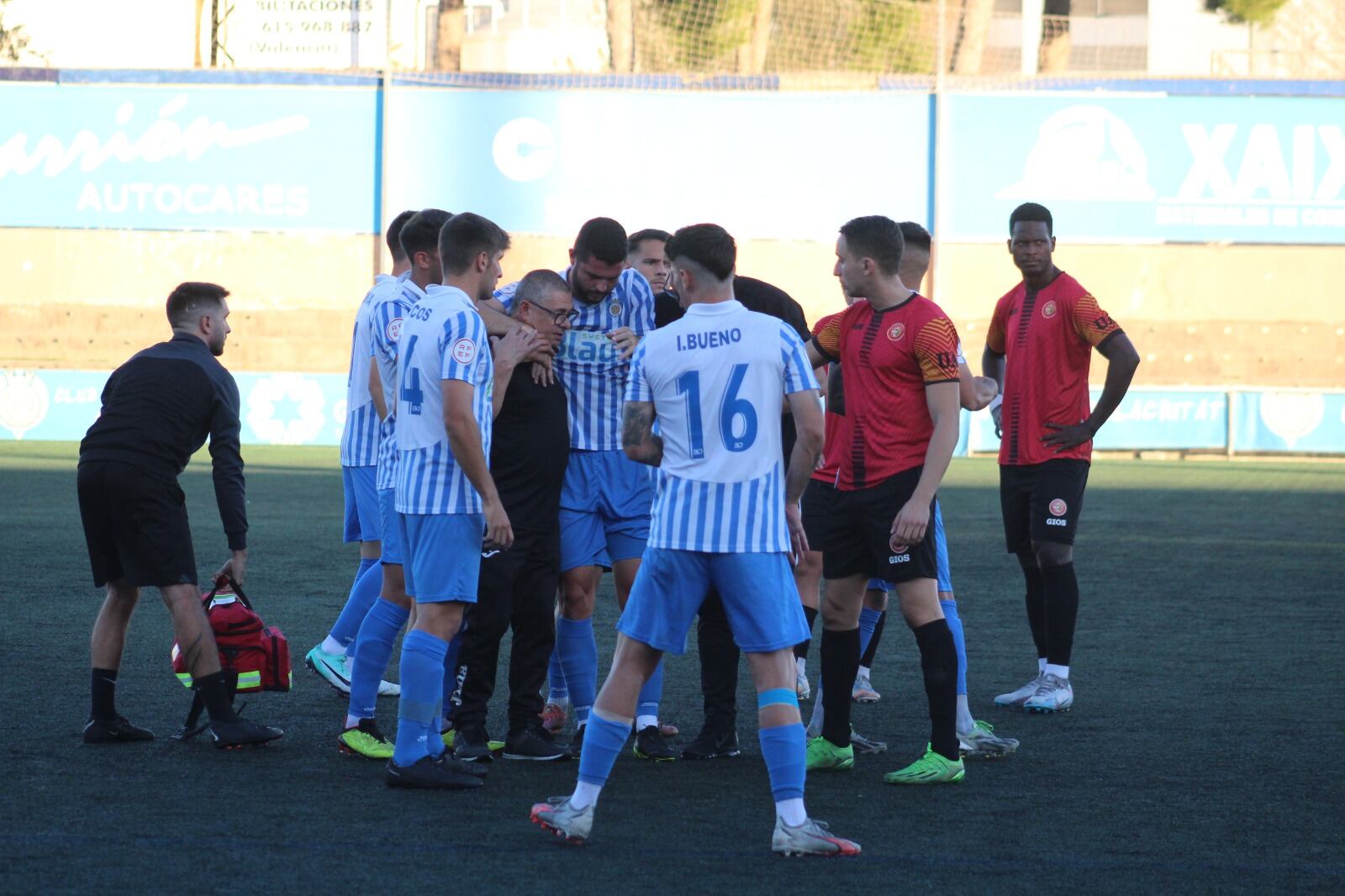 Óscar Bertó sale lesionado del campo