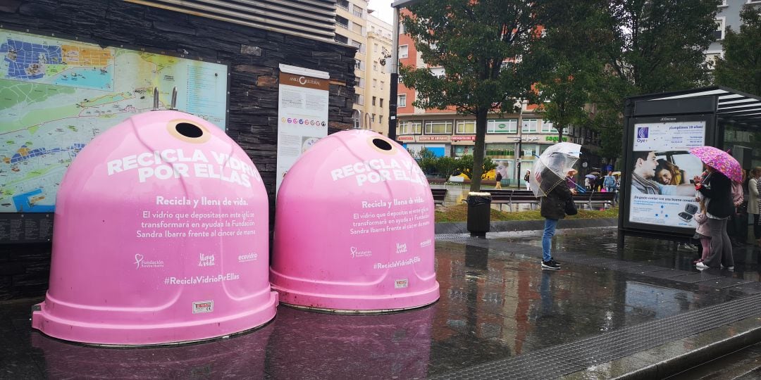 Los dos contenedores que se han colocado en la Plaza del Ayuntamiento en Santander para animar al reciclaje de vidrio