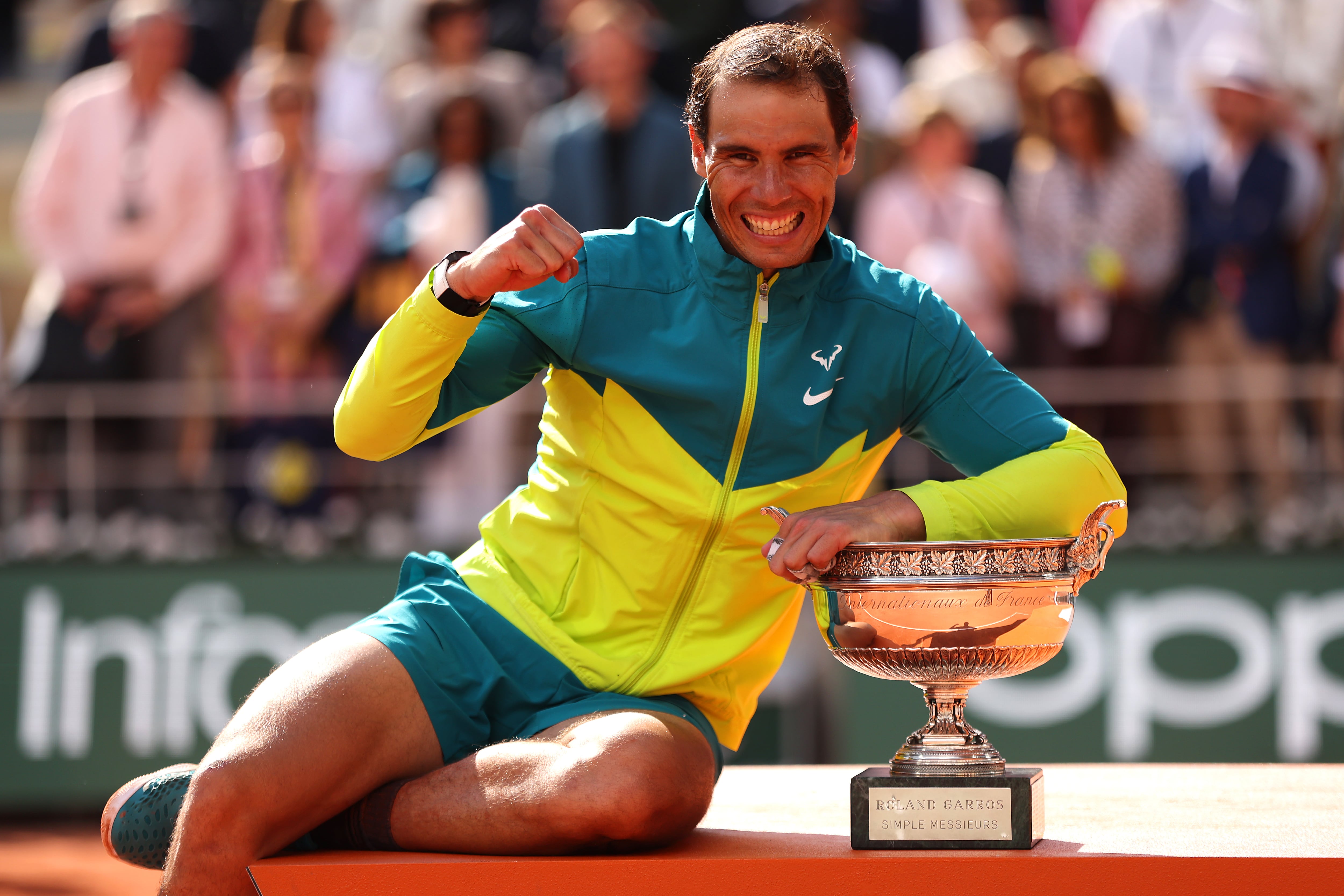 Rafa Nadal, celebrando su decimocuarto Roland Garros con el trofeo sobre la Philippe Chatrier