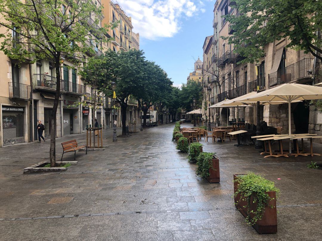 La Rambla de Girona un Sant Jordi de confinament