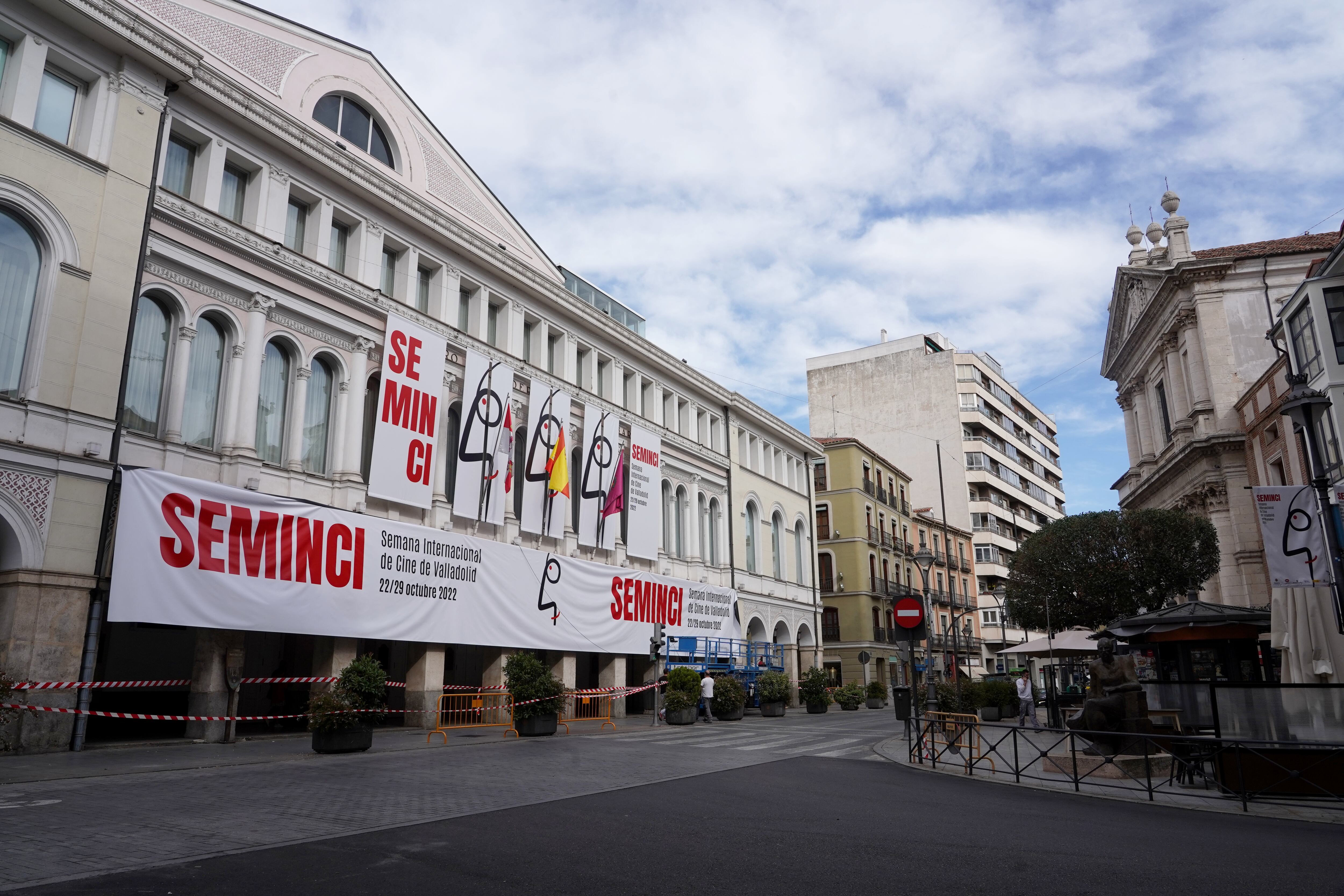 La fachada del Teatro Calderón luce los carteles de Seminci