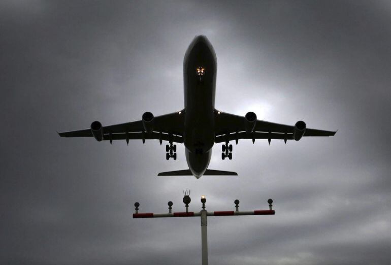 FVE002 FRÁNCFORT (ALEMANIA) 20/10/2014.- Un avión de la compañía Lufthansa se aproxima al aeropuerto de Fráncfort (Alemania), hoy, lunes 20 de octubre de 2014. Lufthansa ha cancelado 1.400 vuelos por la huelga de 35 horas del los pilotos, que comienza hoy