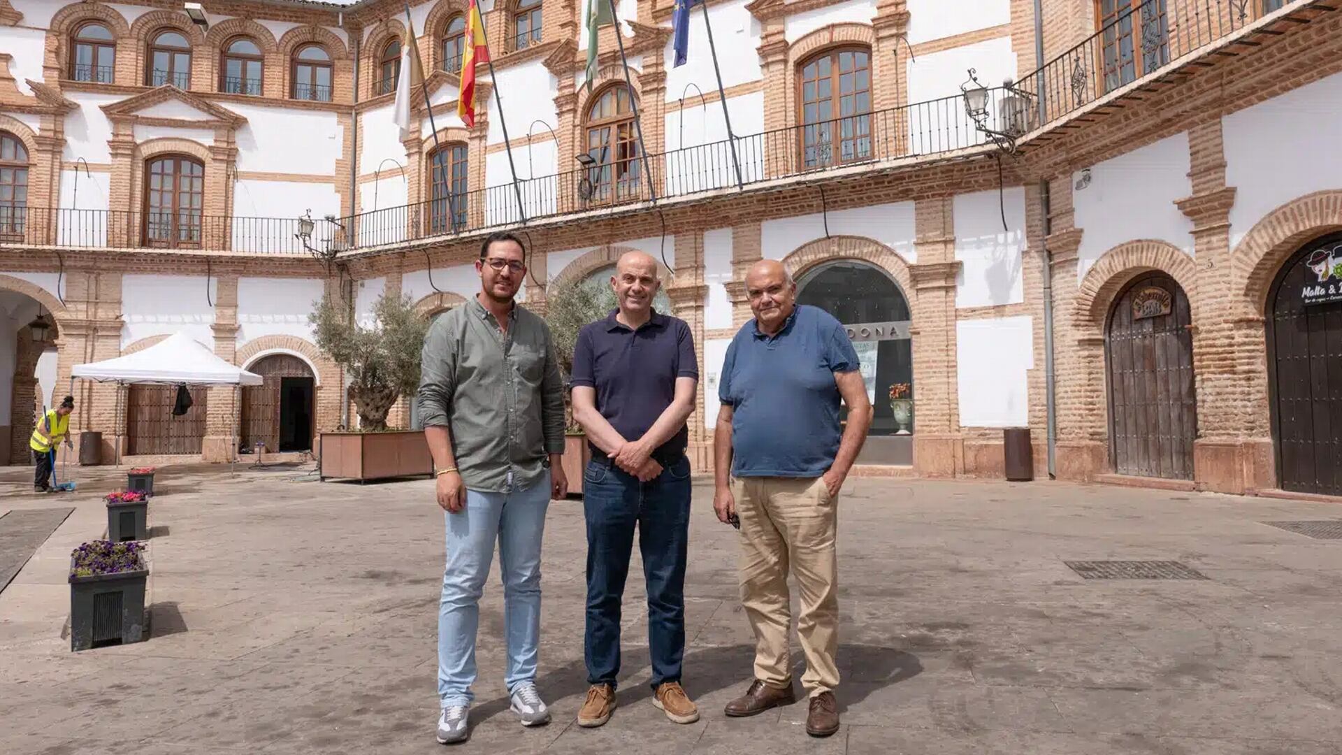 Visita técnica a la plaza Ochavada de Archidona para preparar un espectáculo de la Bienal de Arte Flamenco
