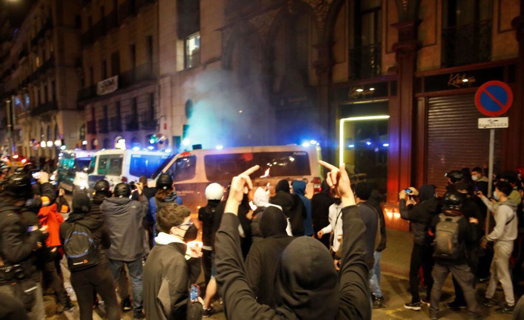 Los manifestantes atacan la comisaría de La Rambla con cócteles molotov durante la marcha para pedir la libertad de Pablo Hasel,