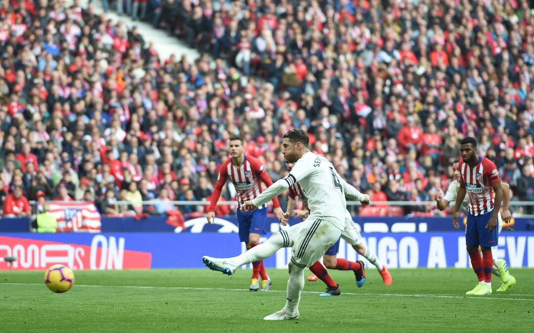 Ramos lanza un penalti contra el Atlético, esta temporada