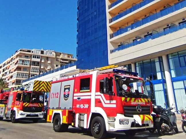 Los bomberos actúan en el incendio de un hotel de Fuengirola (Ayuntamiento de Fuengirola. Facebook)