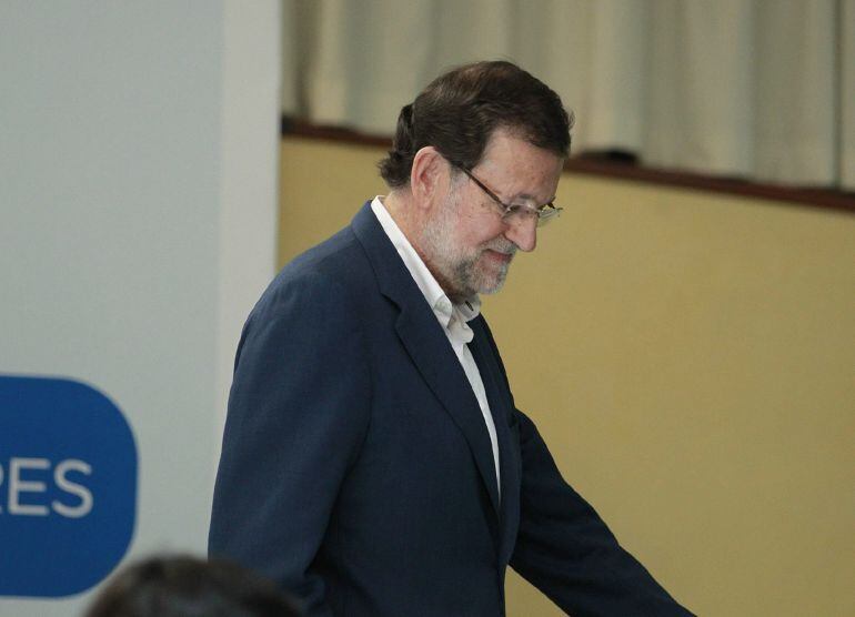 GRA137 LA LAGUNA (TENERIFE), 09/05/2015.- El presidente del Gobierno, Mariano Rajoy, ha mostrado hoy su pesar por el fallecimiento de 8 ó 10 personas, tras estrellarse un avión militar en Sevilla y ha suspendido el mitin de campaña que estaba dando en La Laguna al ser informado de que un avión airbus militar se había estrellado en Sevilla y habían muerto entre 8 y 10 personas. EFE/Cristóbal García