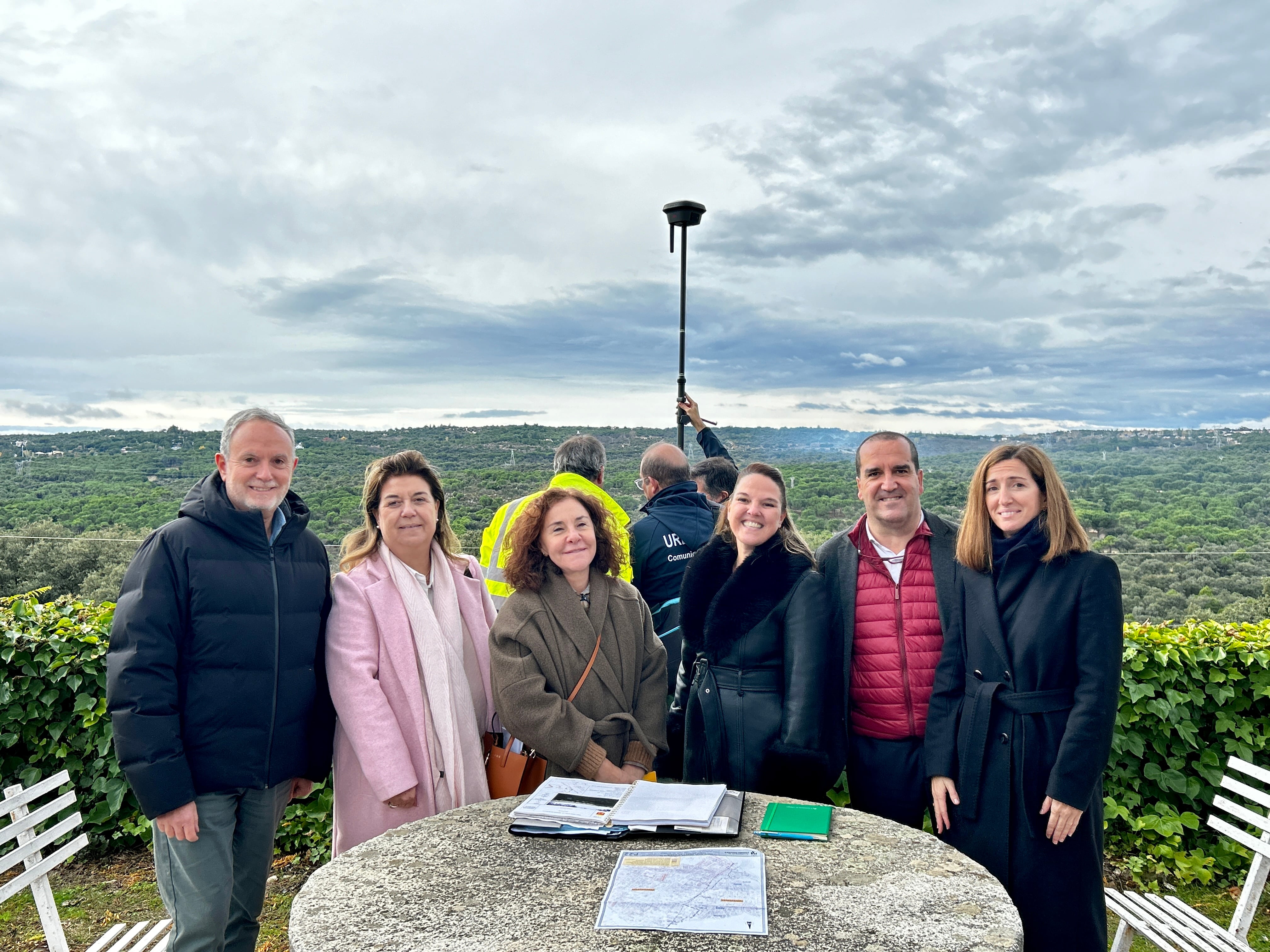 A la izquierda la corporación de Torrelodones, a la derecha sus homólogos de Galapagar