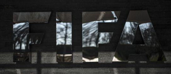 Cartel de la FIFA en la sede del máximo organismo del fútbol en Zúrich