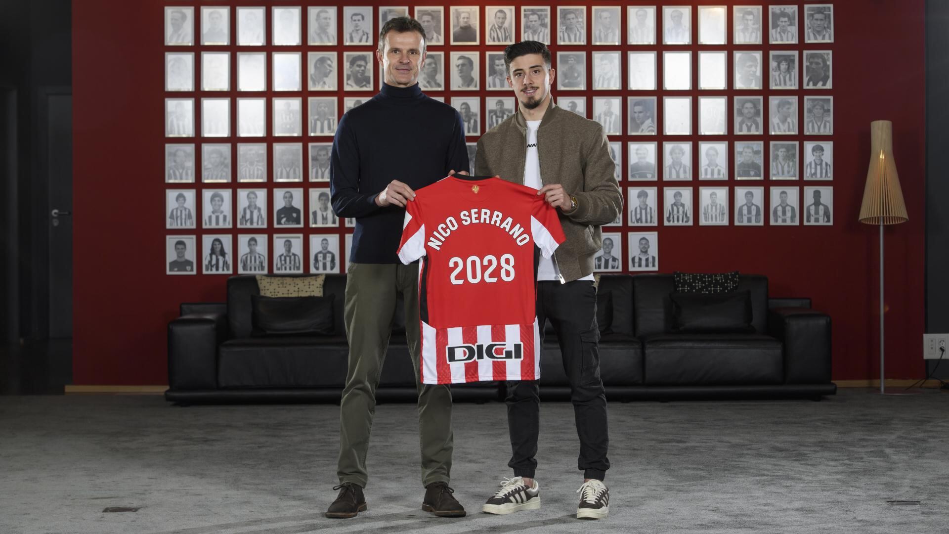 El presidente del Athletic, Jon Uriarte, junto a Nico Serrano tras su renovación