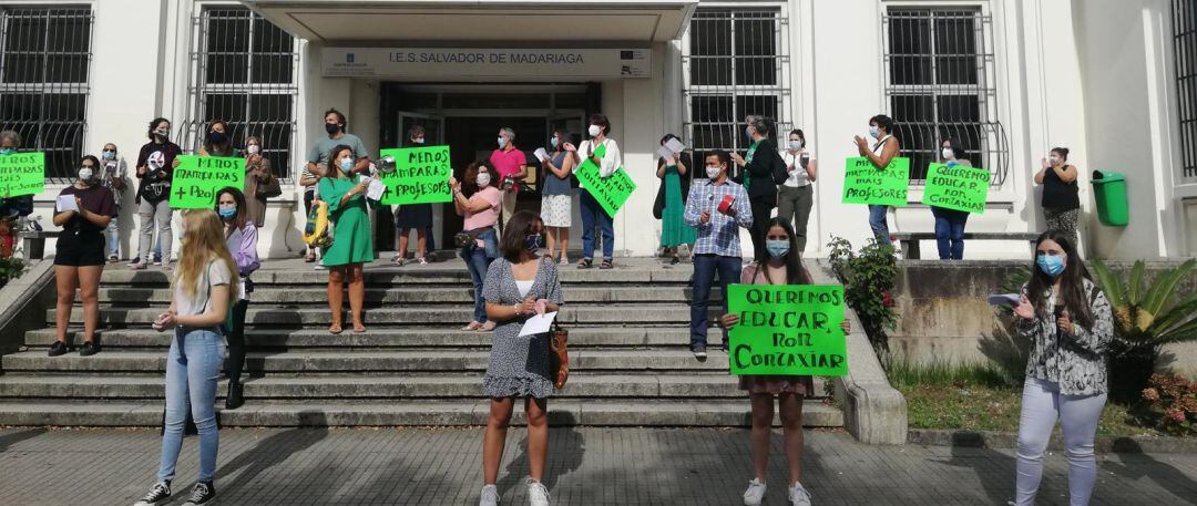 Cacerolada en el IES Salvador de Madariaga