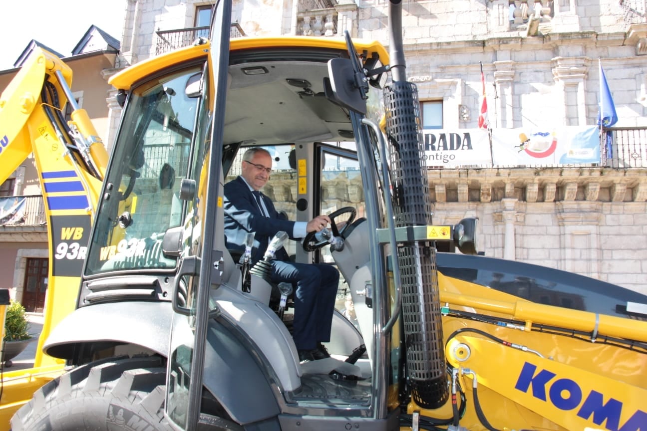 El alcalde de Ponferrada en la excavadora