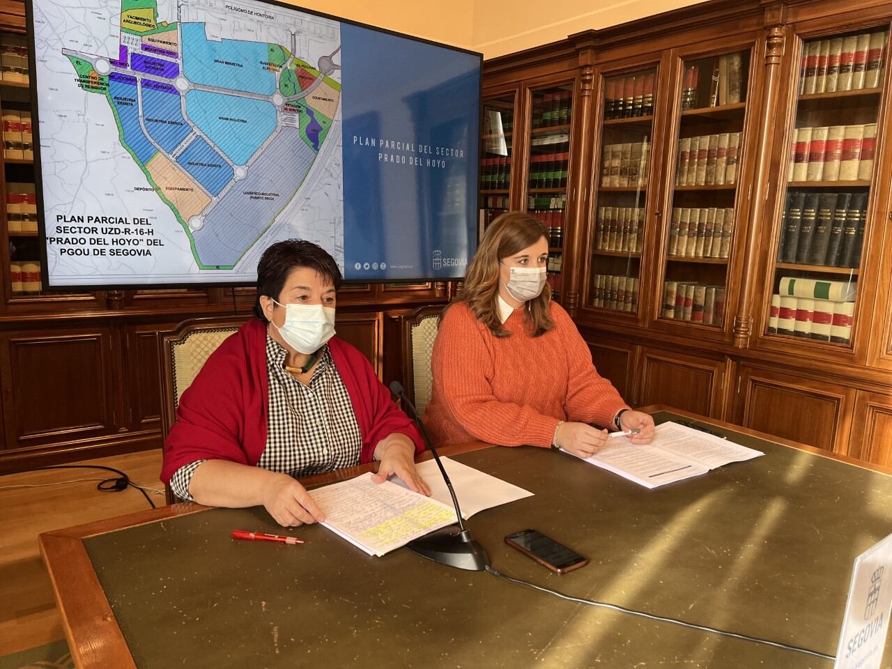 Alcaldesa de Segovia, Clara Luquero, y la concejala de Urbanismo, Clara Martín, en rueda de prensa