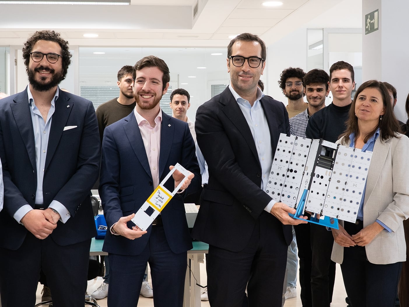 Carlos Cuerpo, ministro de Economía, junto a los fundadores de FOSSA y parte del equipo de la empresa española