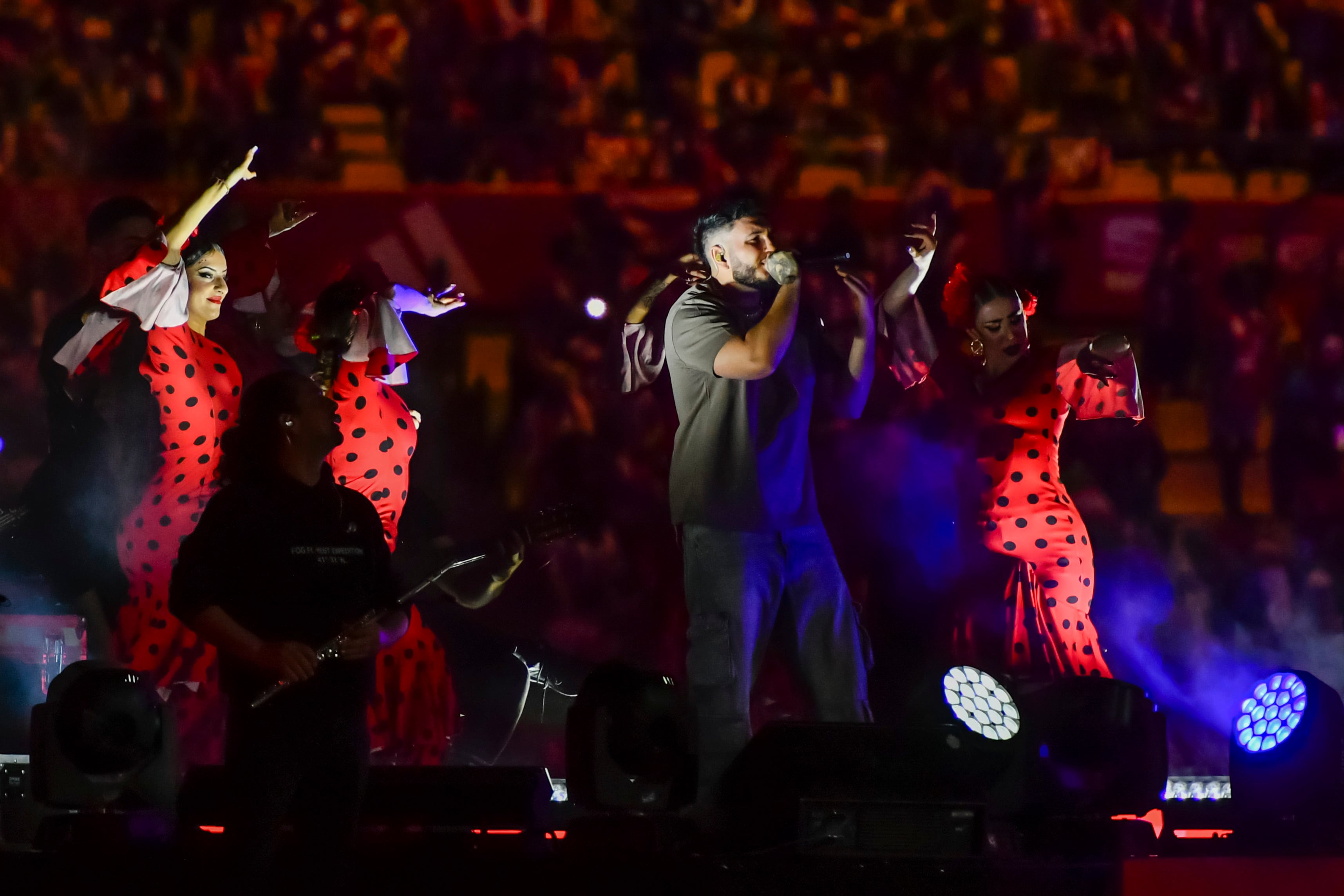 El cantante Omar Montes durante su actuación antes del inicio del encuentro correspondiente a la final de la Copa del Rey que Athletic Club y Real Mallorca disputan hoy sábado en el estadio La Cartuja, en Sevilla. EFE / Raul Caro.