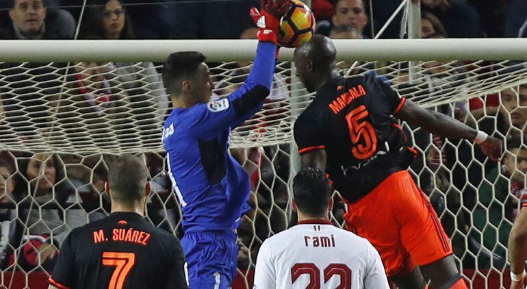 Sergio Rico coge el balón ante la presión de Mangala