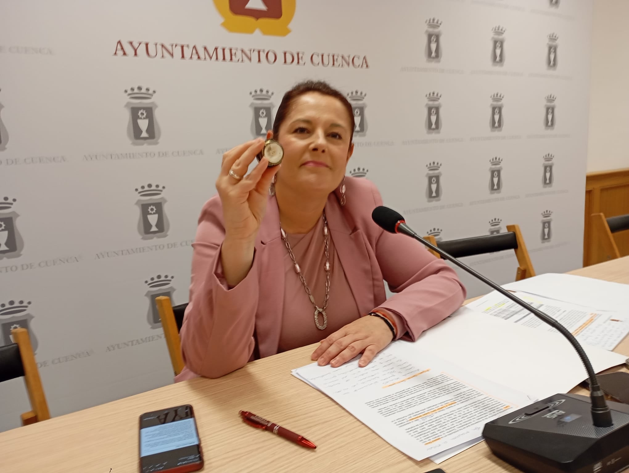 Saray Portillo enseña una tubería con cal