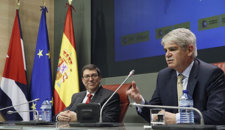 El ministro español de Asuntos Exteriores, Alfonso Dastis y el ministro de Relaciones Exteriores de Cuba, Bruno Rodríguez, durante la rueda de prensa ofrecida tras la reunión que han mantenido hoy en Madrid, dentro de los actos de su visita oficial a Espa