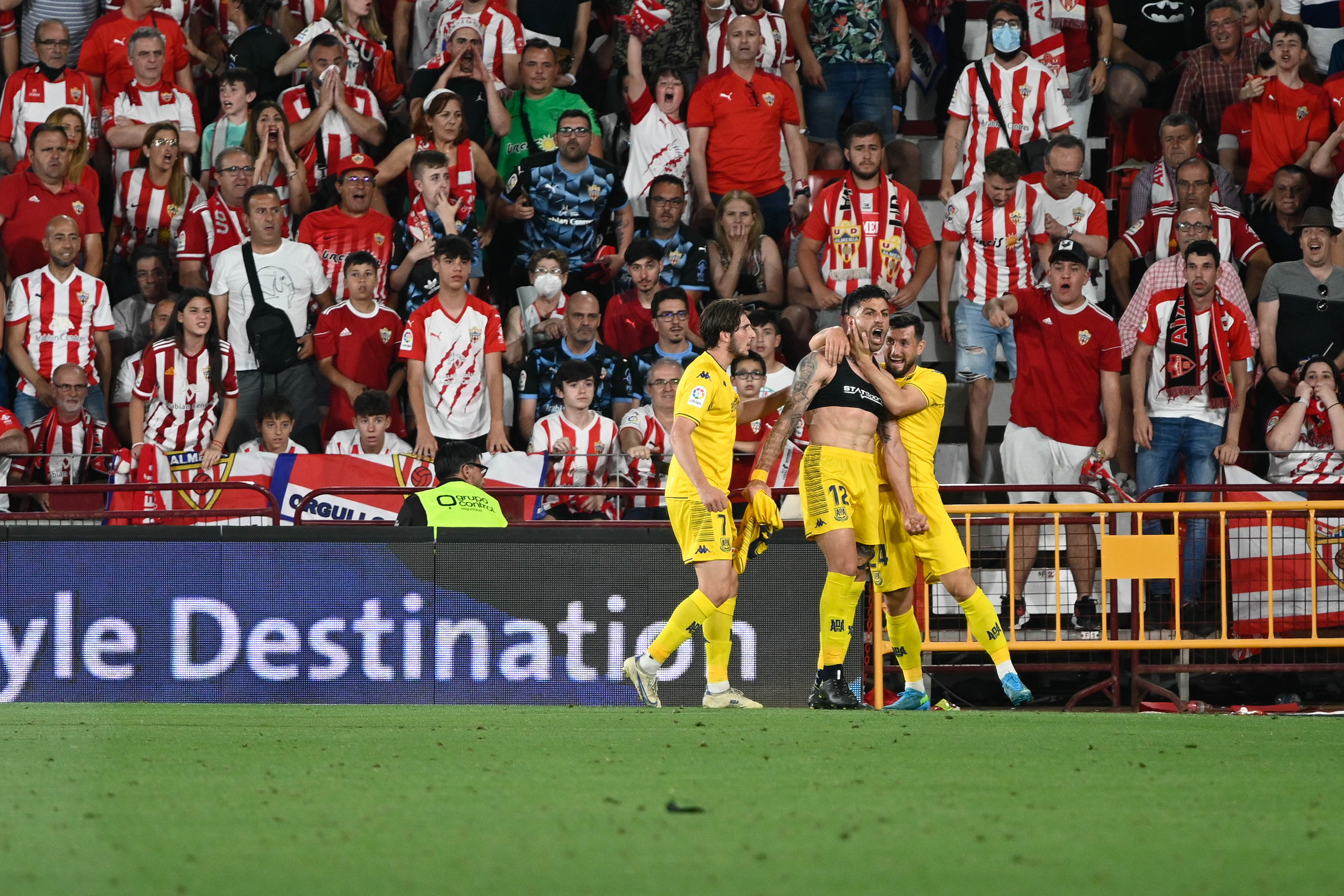 Gio Zarfino celebrando el gol en el Mediterráneo.