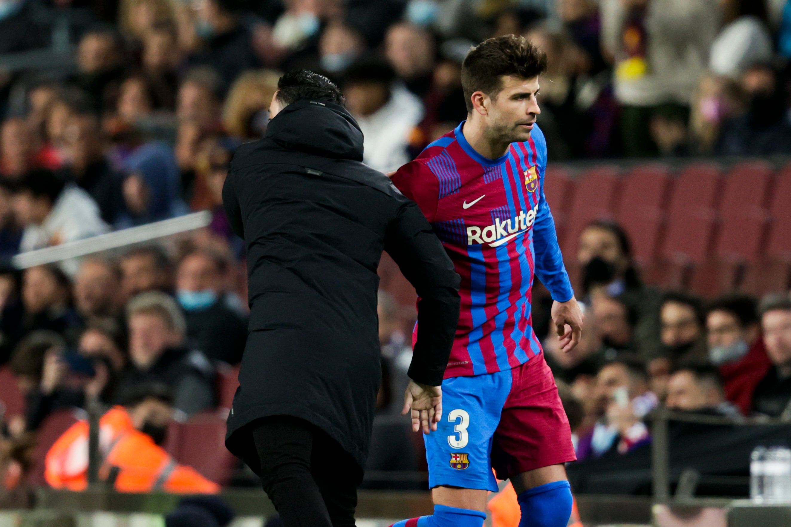 Xavi saluda a Piqué durante un partido de la pasada temporada.