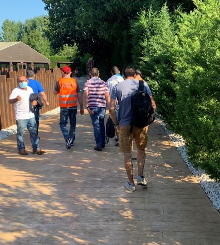 Los miembros del comité entran en la reunión