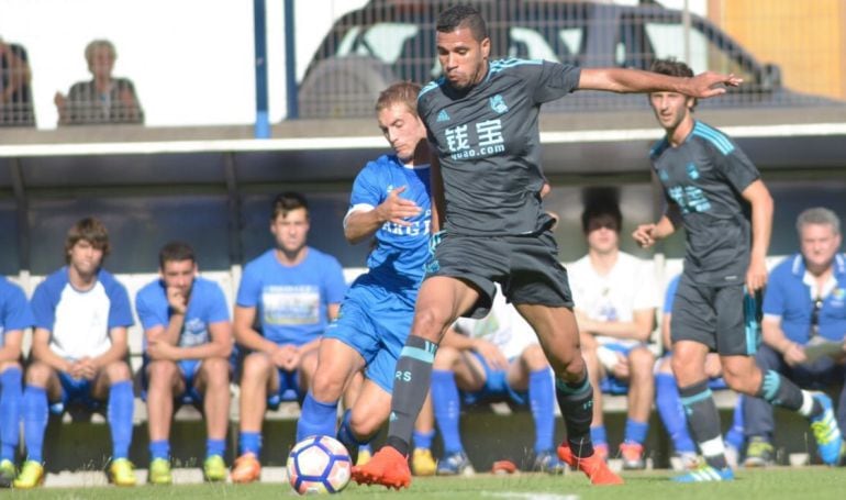 Jonathas puja por un balón el sábado en Berazubi