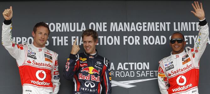 El alemán Vettel celebra su pole en el Mundial de Fórmula 1 de Hungría. A su lado,  Lewis Hamilton que saldrá segundo y  Jenson Button que partirá en tercera posición.