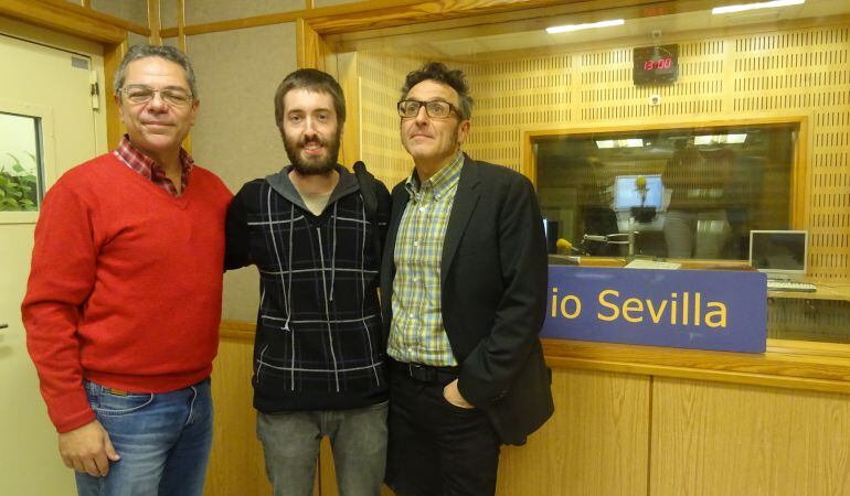 De izquierda a derecha, Salomón Hachuel, director de Hoy por Hoy Sevilla; Carlos Rivero, director de la película documental &#039;El misterio de Aarón&#039;; y José Luis Cienfuegos, director del Festival de Cine Europeo de Sevilla