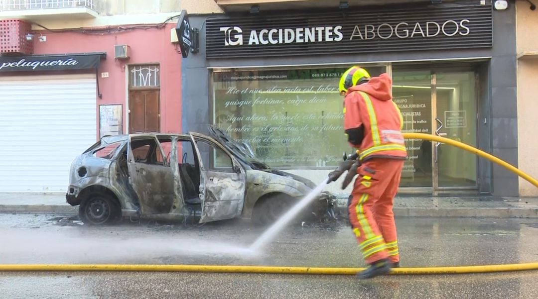 Incendio de un coche en la ciudad de Gandia