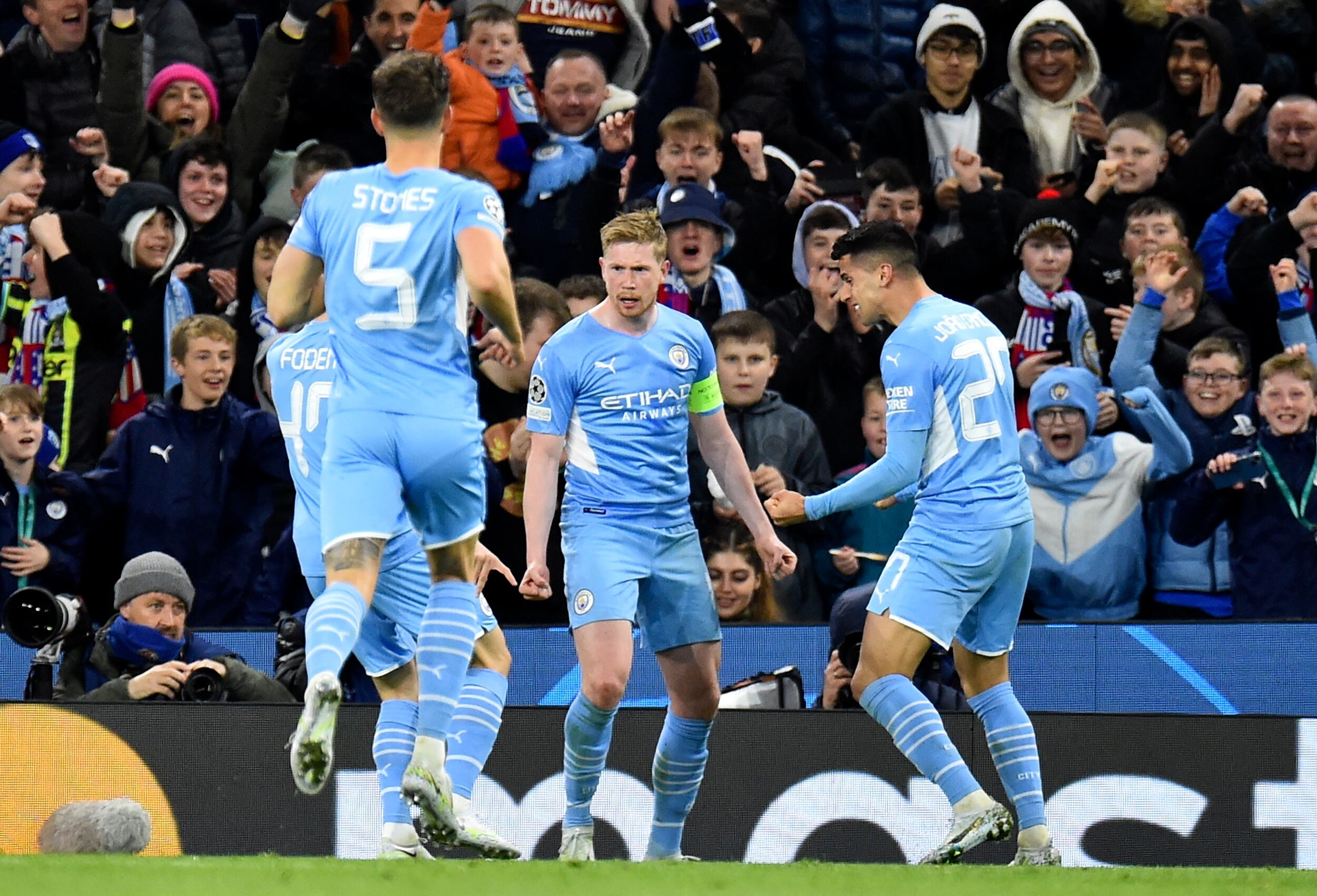 De Bruyne celebra su gol al Atlético de Madrid en el Etihad Stadium