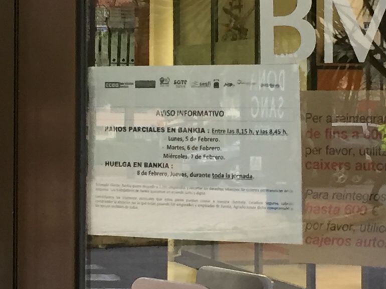 Cartel informativo de los paros en una oficina de BMN