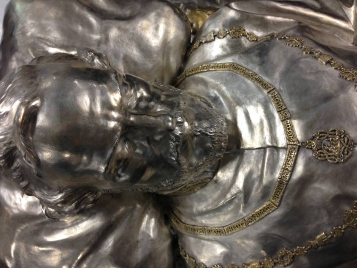 El mausoleu del general Prim passa pel taller