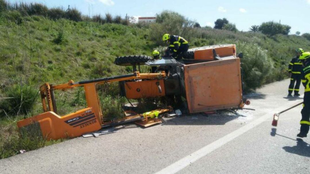 Imagen del tractor volcado en la N-IV