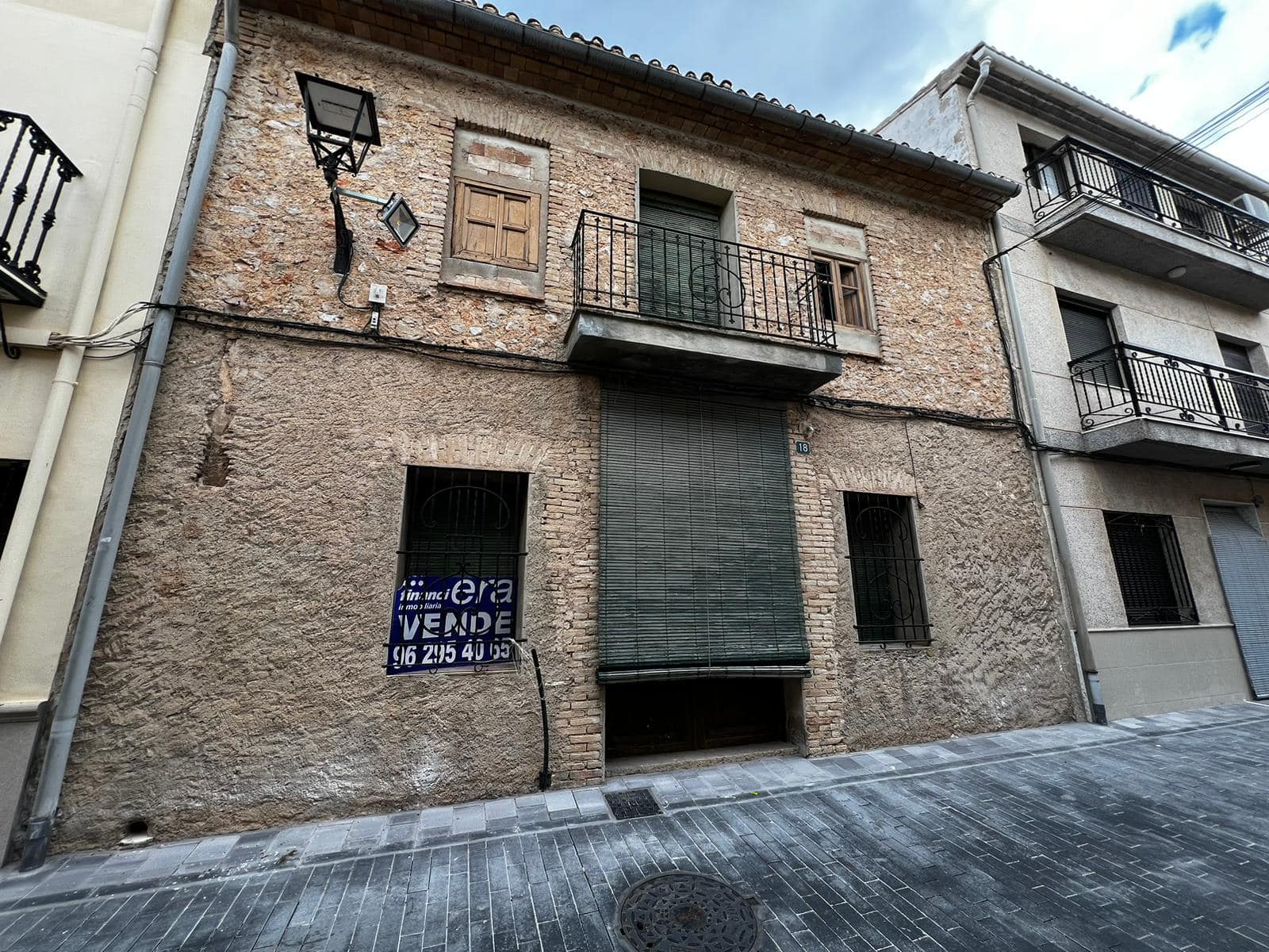 Casa de Almiserà, ubicada en la calle de la Creu nº18.