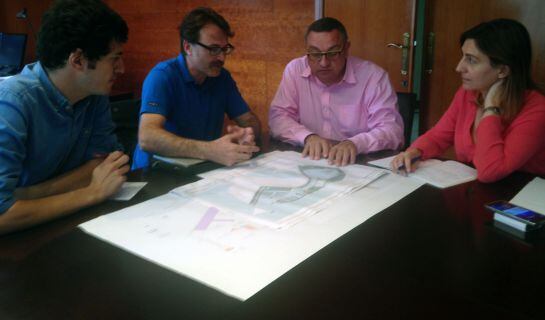 Grezzi y Llorens, en el centro observan una plano de la Marina Real