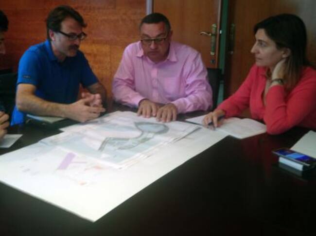 Grezzi y Llorens, en el centro observan una plano de la Marina Real