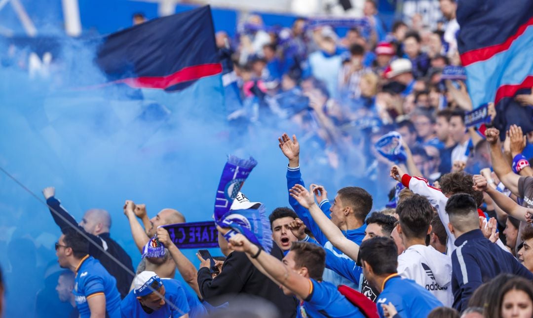 Aficionados del Getafe animan a su equipo durante el partido ante el Villarreal C.F. de la temporada pasada.