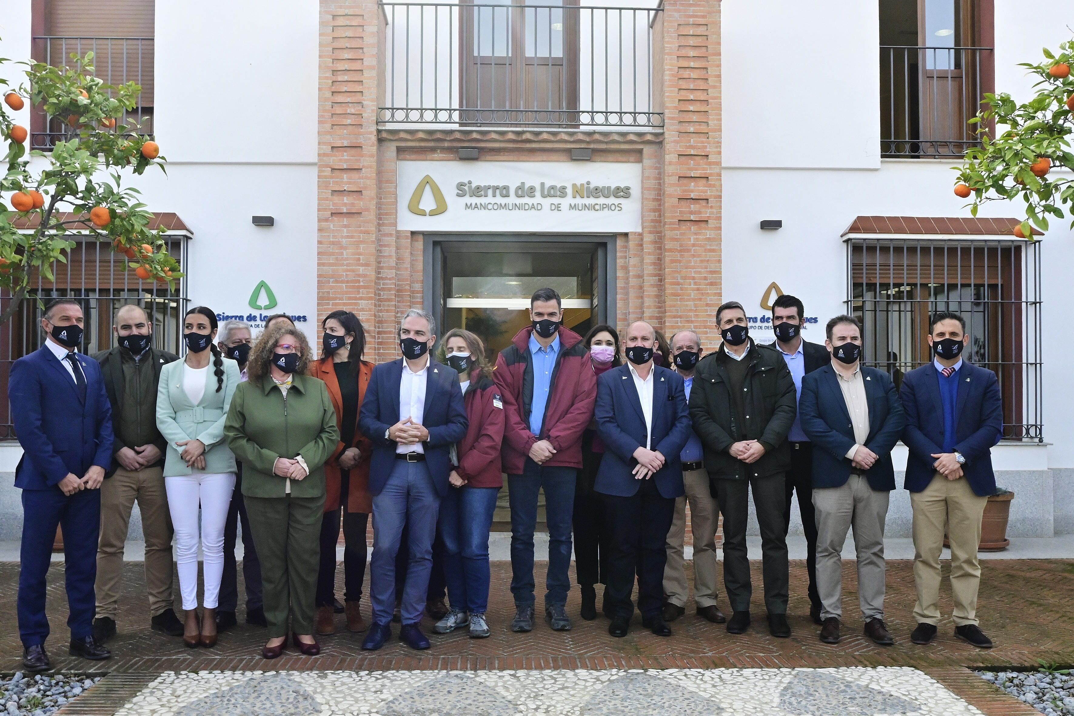 El presidente del Gobierno, Pedro Sánchez posa en foto de familia tras la reunión que ha mantenido con los alcaldes de la Mancomunidad en el Parque de Sierra de las Nieves. Un encuentro al que no acudió la alcaldesa de Ronda